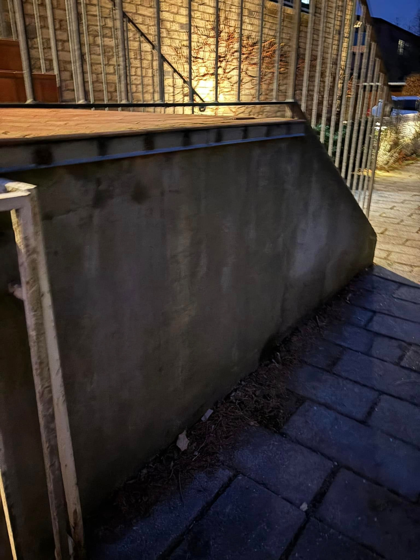 Efter: nyfilset side af trappen ved den flisebelagte gangsti