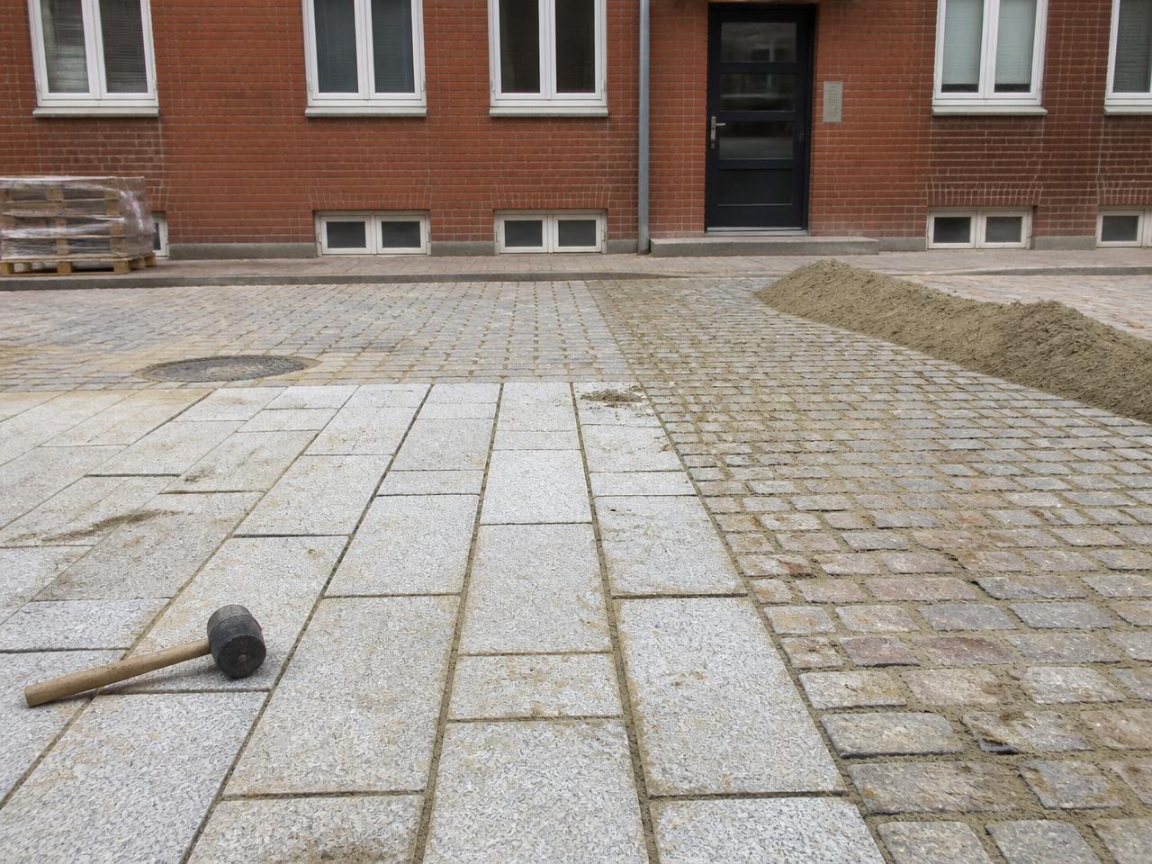 Nylagt belægning på en indkørsel foran et hus